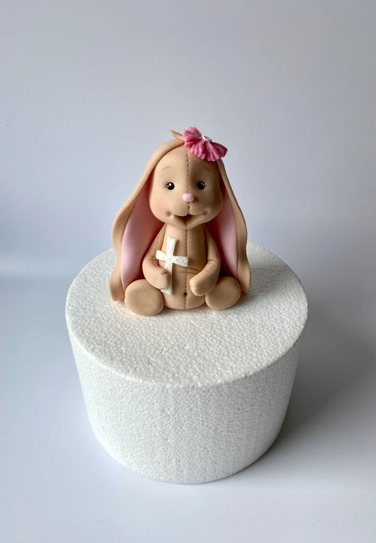 Hasenmädchen mit Kreuz