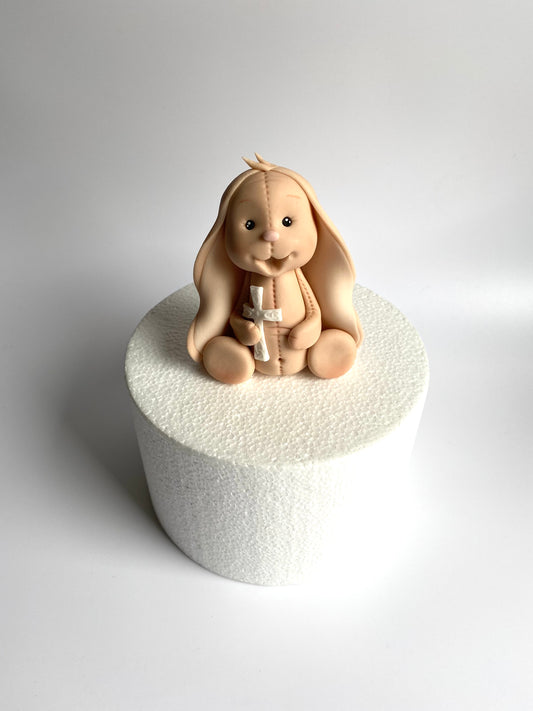 Hasenjunge mit Kreuz